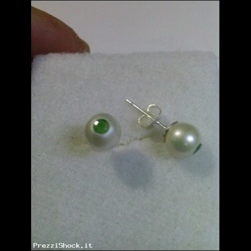 Orecchini con Smeraldi incastonati nella perla naturale