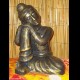 Buddha che riposa in terracotta decorata dorata anticata