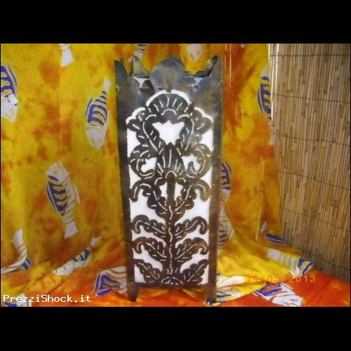 Lampada smerlata in metallo traforato decorato anticato