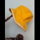 Cappello giallo modello cloche con bordo in paglia.
