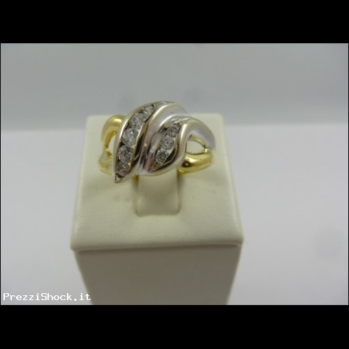 anello in oro giallo con zaffiri bianchi