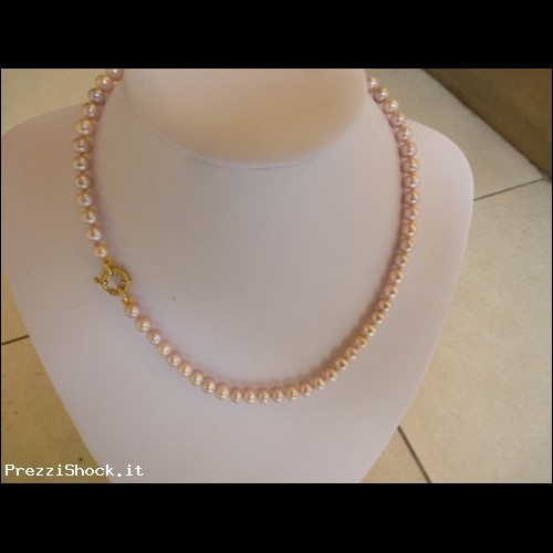 collana di perle rosate con fermatura in oro