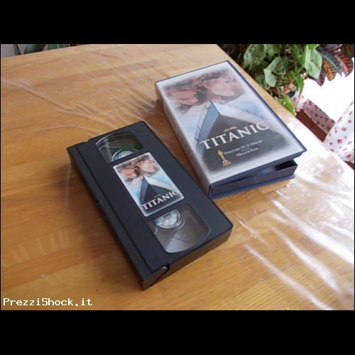 Videocassetta originale VHS a nastro del fim "TITANIC".