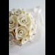 mazzolino con rose bianche confetti argento