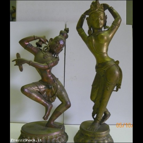 Statuine danzatrici asiatiche in costume folkloristico