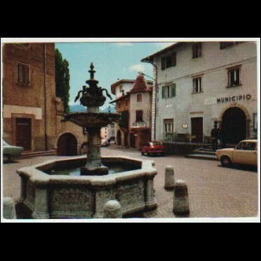 Cartolina - COREDO - Piazza del Municipio e Fontana - 1980