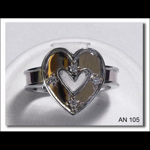 anello in oro bianco a forma di cuore