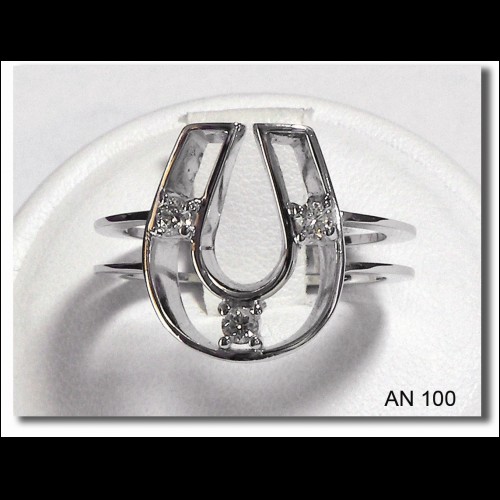 anello in oro bianco a forma di ferro di cavallo